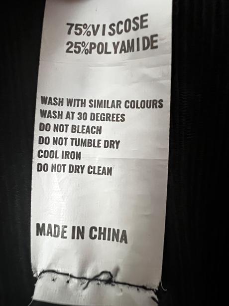 Čierne dlhé šaty, 48