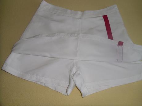 Biela sportova sukna so vsitymi kratasami, m