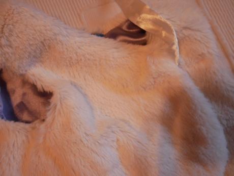 Jemná biela huňatá vestička, topolino,74