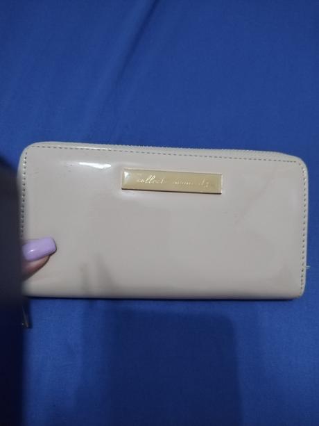 Lakovaná béžová peňaženka,