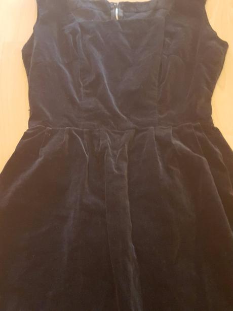 Cierne zamatove saty, 36