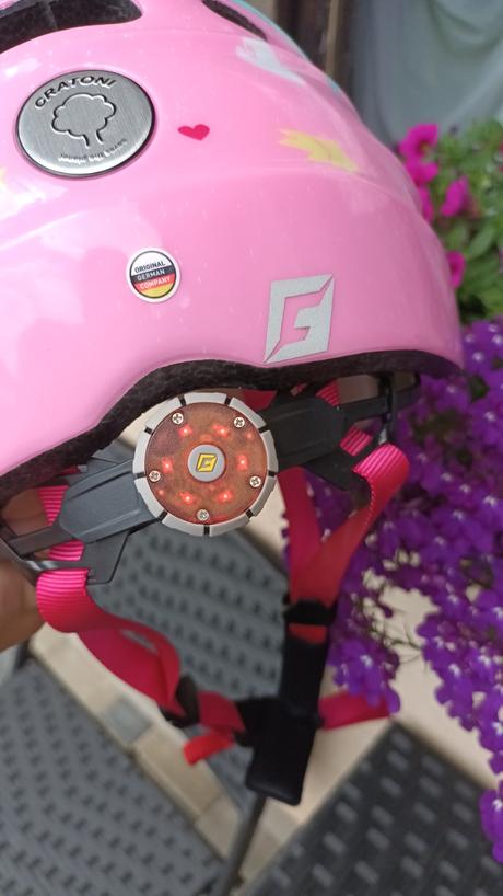 Kvalitná blikajúca značková prilba m 53-58 cm, m