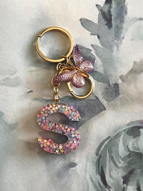 Ručne vyrobené živicové kľúčenky, 