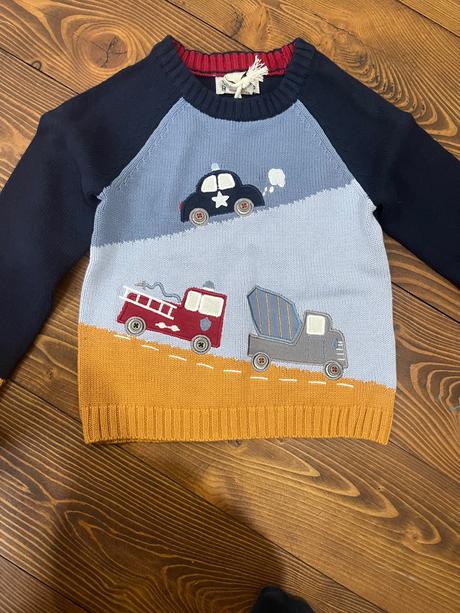 Svetrík s autami, 98