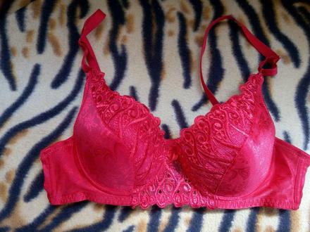 Červená podprsenka, 75b