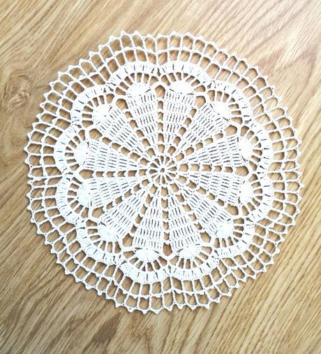 Okrúhla háčkovaná oblúčiková dečka,