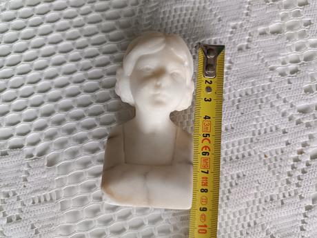 Mramorová busta boženy němcovej, 