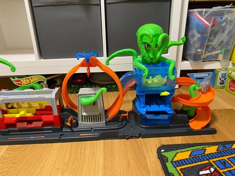 Hot wheels autoumyvarka utok chobotnice,