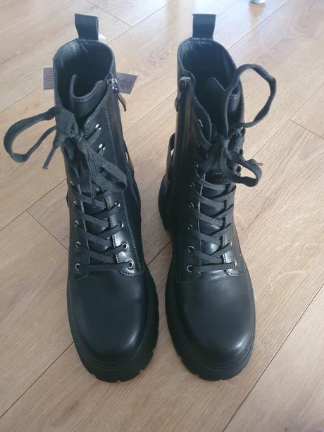 Nove kozene cizmy, 40