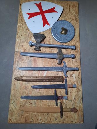 Drevené a plastové hračky meče, luk, kuša,