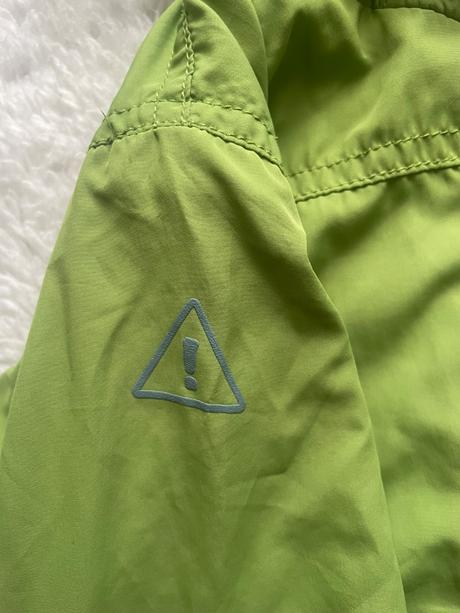 Tenka zelenkasta bunda s kapucnou,