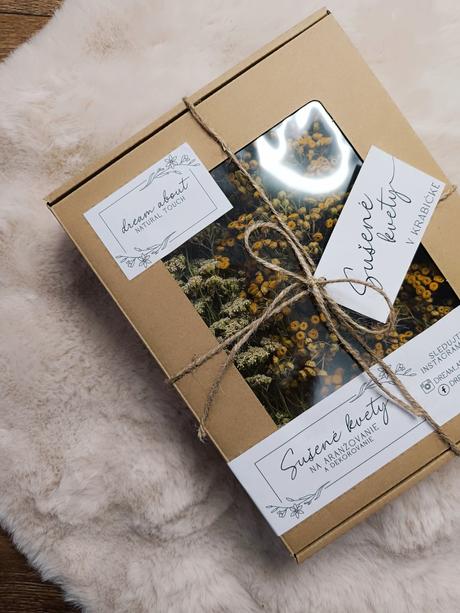 Darčeková krabička plná sušených kvetniek,