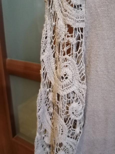 Svetrík s čipkovanými rukávmi, m