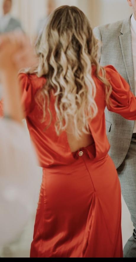 Červené saténové šaty, s