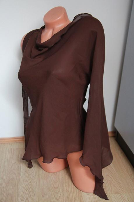 Ľahká hnedá blúzka na jedno rameno s, s