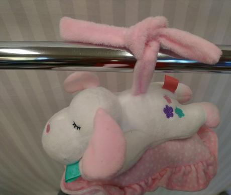 Zavesovací psík na vankúšiku s naťahovaním melódia, 