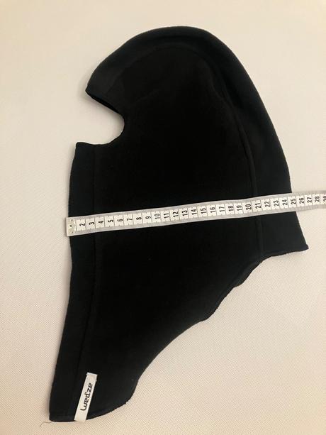 Kukla pod prilbu, wedze