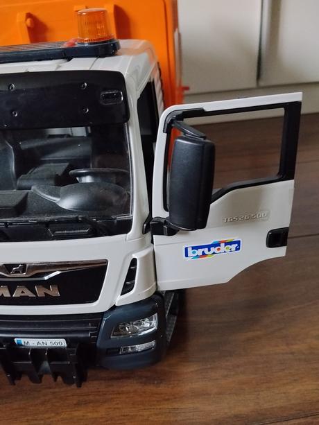 Bruder smetiarske auto, 