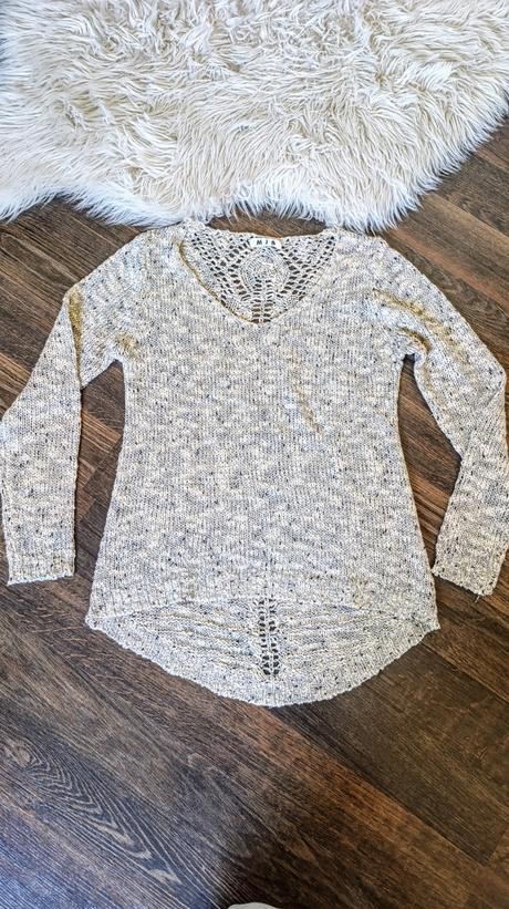 Svetrík so zdobeným chrbtom, m