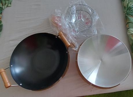 Wok panvica s prislušenstvom nepoužívaná,