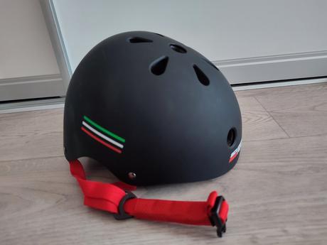 Prilba a chrániče ferrari, s