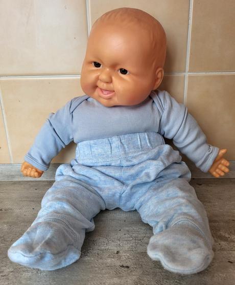 Bábika s hnedými očami a s príslušenstvom, 