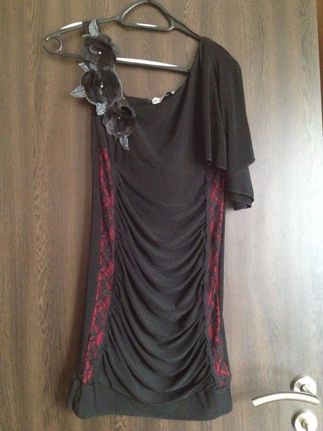 Šaty s jemným detailom po bokoch, m