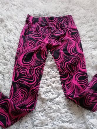 Ružovo čierne leginy, 158