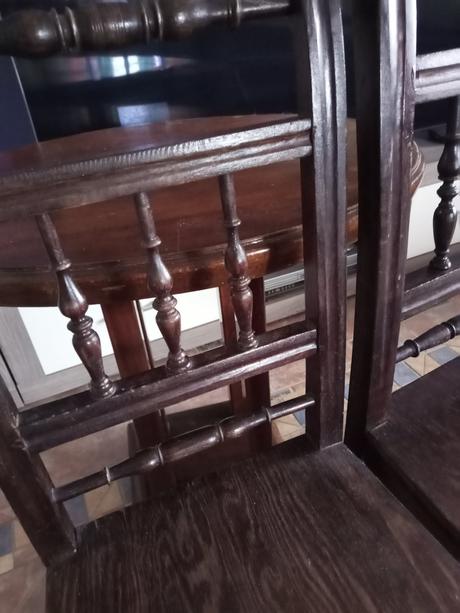 Starožitný stôl a stoličky, 