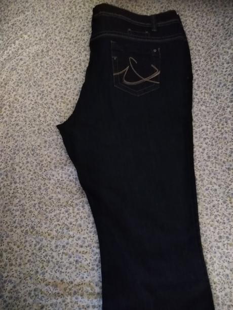 Skrátené tmavo-modré džínsy., 52