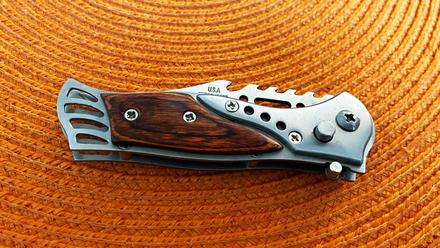 Zatvárací kvalitný nôž s púzdrom,