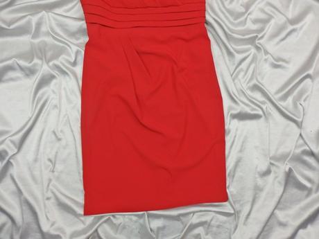 Kvalitné červené šaty, 38