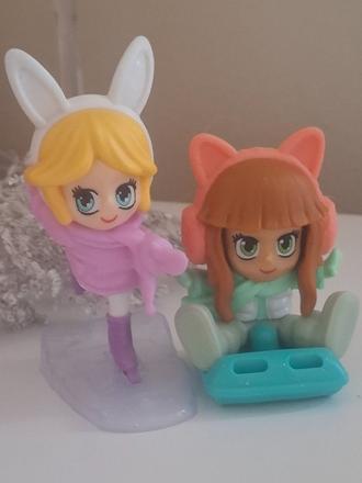 Bábika na korčuliach a na sánkach,