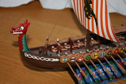 Model vikingskej lode s ochranným sklom,