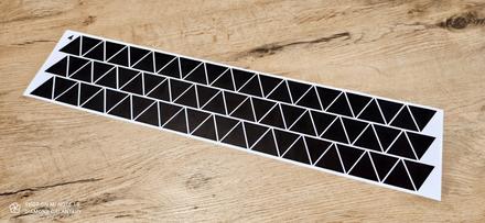 Nálepky na stenu - trojuholníky čierne - 4 x 4 cm, 