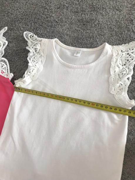 2 letné trička s čipkou v.104/110, 104