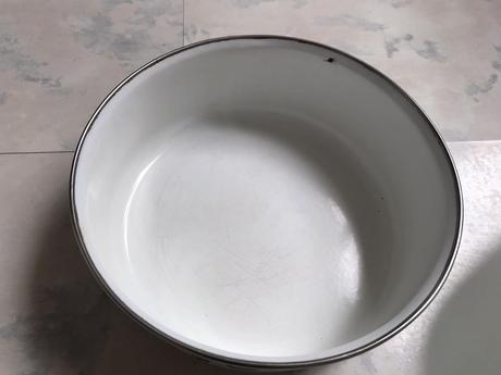 Smaltovaná miska s pokrievkou, 