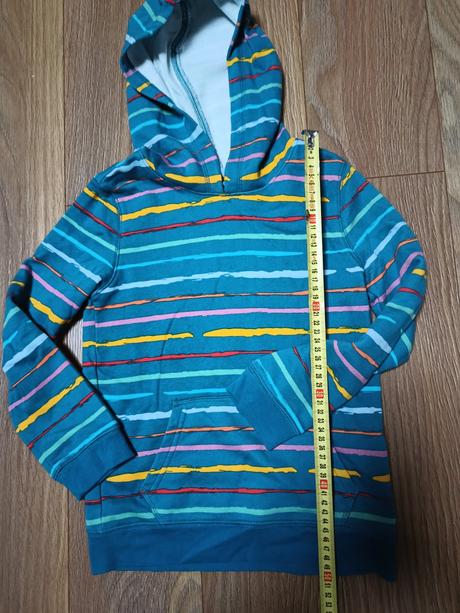 Príjemná mikina. 6-7 rokov, 128