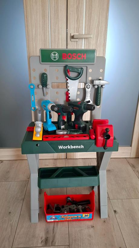 Bosh stol s náradím,