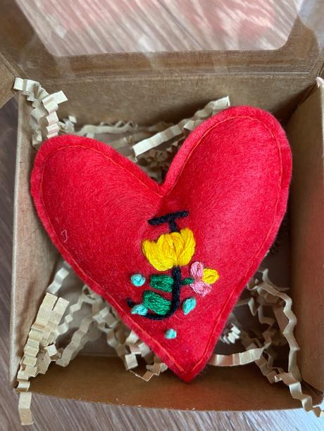 Ručne vyšívana ozdoba na kočík / ruksak, 