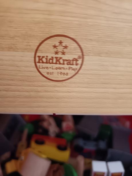 Stolík zo železnicou kidkraft, 