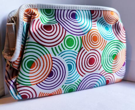 Kozmetická taštička s kruhmi,