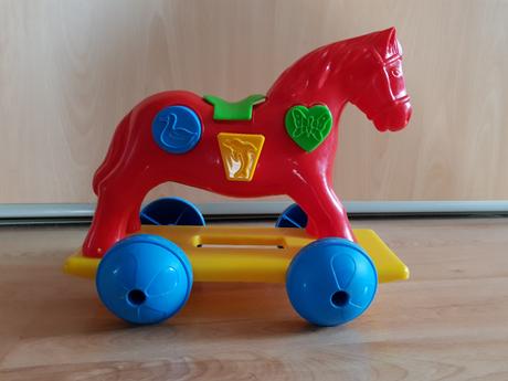 Plastovy kôň, 