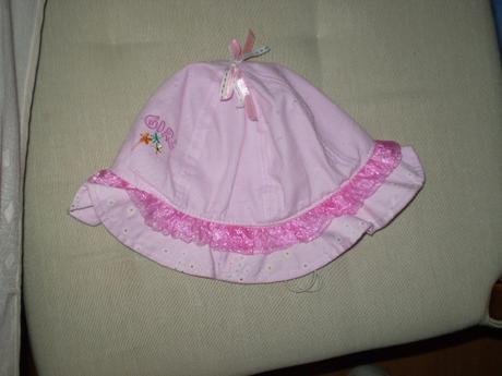 Klobúčiky nenosený na 1-2 roky, 98