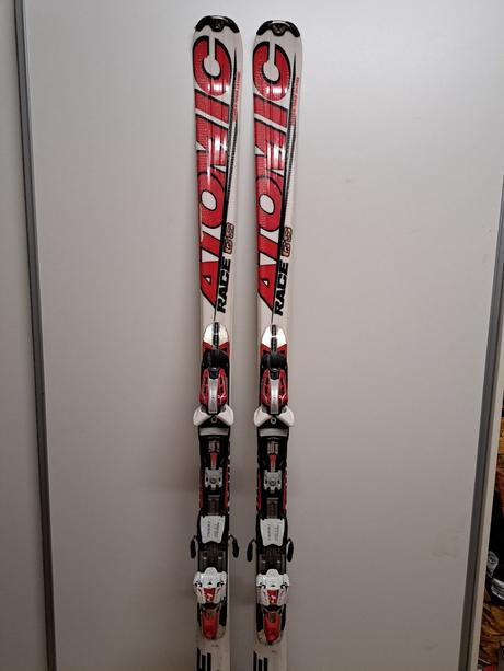 Predám lyže atomic race 170 cm + palice zadarmo, atomic,170-180 cm
