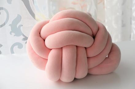 Ružový vankúš-uzol,