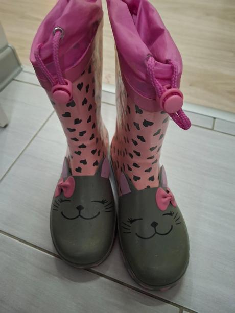 Dievčenské gumaky, 33