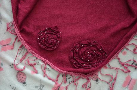 Malinový šál so strapcami, 