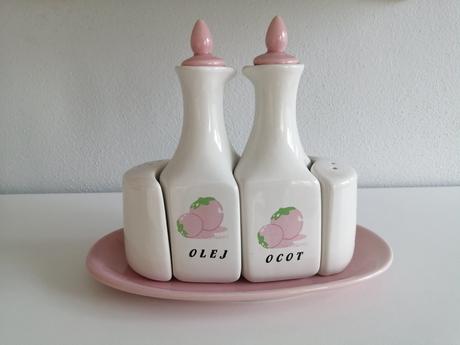 Stolovacia/dochucovacia súprava, 