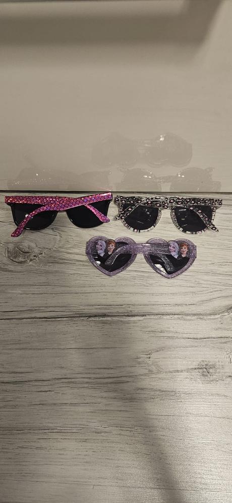 Dievcenske slnecne okuliare, 